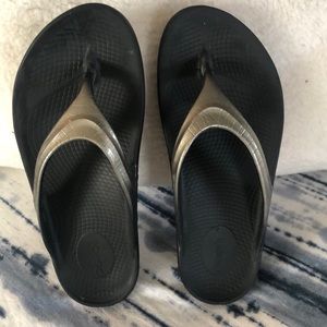 Oofos silver strap womens flip flops. Gently worn. 7wide